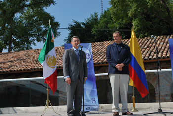 “Hacemos llegar al pueblo mexicano nuestra felicitación y nuestro mensaje de apoyo a su lucha contra la criminalidad”, dijo el Presidente Álvaro Uribe Vélez, este sábado 8 de noviembre, al ser recibido por el ex Presidente Vicente Fox, en la ciudad de San Cristóbal, Guanajuato, México.