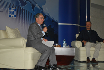 El Presidente Álvaro Uribe Vélez explica la política de Seguridad Democrática, este sábado 8 de noviembre, al intervenir en la conferencia magistral ‘Cumbre San Cristóbal: Democracia Eficaz’. El evento se realizó en el Centro Fox, con sede en San Cristóbal, Guanajuato, México.