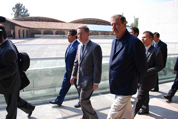 Recorrido del Presidente Álvaro Uribe y el ex Presidente de México, Vicente Fox, por las instalaciones del Centro de Estudios, Biblioteca y Museo Vicente Fox Quesada, en San Cristóbal, Estado de Guanajuato, lugar donde el Jefe de Estado inició este sábado 8 de noviembre su visita oficial a la República mexicana.