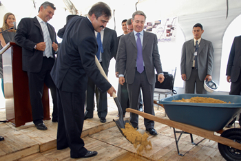 El Viceministro de Turismo, Óscar Rueda García, y el Presidente de la República, Álvaro Uribe Vélez, fueron los encargados de dar inicio oficial a la construcción del hotel NH, en Bogotá. El Jefe de Estado resaltó que la obra impulsará la generación de empleos directos y ayudará a dinamizar el turismo en Colombia.