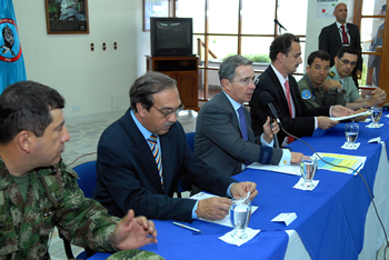 El Presidente Álvaro Uribe Vélez lideró este miércoles, en el Comando Aéreo de Combate número 5, de Rionegro (Antioquia), una reunión para evaluar las consecuencias que ha dejado el invierno en esta zona del país. En la reunión particparon, entre otros, el gobernador Luis Alfredo Ramos, el alcalde de Rionegro, Alcides Tobón, y las autoridades militares y de policía de la región. 