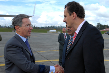 El alcalde de Rionegro (Antioquia), Alcides Tobón, saluda al Presidente Álvaro Uribe, al arribo del Mandatario al Comando Aéreo de Combate número 5, donde se cumplió una reunión para evaluar la situación generada por el invierno en la región del oriente antioqueño.