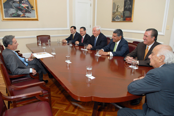 El Presidente Álvaro Uribe Vélez se reunió este viernes en la Casa de Nariño con el candidato a la Presidencia de Panamá, Ricardo Martinelli, quien se encuentra de visita en Colombia. Al encuentro también asistieron el presidente del Partido de la Unión Patriótica de Panamá, José Raúl Mulino, el ex embajador de Colombia en Nueva York, Gustavo Gaviria, y el empresario panameño, Enrique Ho Fernández, entre otros.