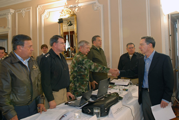 El Presidente Álvaro Uribe saluda a los altos mandos militares y de Policía, durante  la rendición de cuentas sobre la gestión de la Fuerza Pública en materia de derechos humanos, que se cumplió este lunes en la Casa de Nariño. De izquierda a derecha, el Comandante de la FAC, general Jorge Ballesteros; el Comandante de la Armada Nacional, almirante Guillermo Barrera; el Comandante del Ejército, general Oscar González; y el Director de la Policía, general Óscar Naranjo.