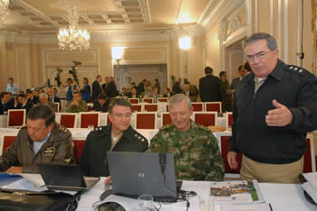 El Jefe de Estado Mayor Conjunto de las FF.MM., almirante David René Moreno (de pie) junto al Comandante del  Ejército, general Óscar González, de la Armada Nacional, almirante Guillermo Barrera, y de la FAC, Jorge Ballesteros, previo al inicio de la rendición de cuentas sobre derechos humanos, por parte de la Fuerza Pública.