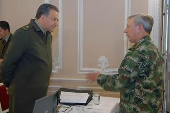 El Director de la Policía, general Óscar Naranjo, dialoga con el Comandante del Ejército, general Óscar González, antes del inicio de la rendición de cuentas sobre la gestión de la Fuerza Pública en materia de derechos humanos.