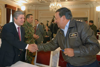 El Defensor del Pueblo, Volmar Pérez, saluda al comandante de la Fuerza Aérea Colombiana, general Jorge Ballesteros, minutos antes de comenzar la primera rendición de cuentas de la Fuerza Pública, sobre el tema de los derechos humanos.