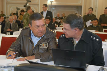 El general Jorge Ballesteros, comandante de la Fuerza Aérea, escucha un comentario del almirante Guillermo Barrera, comandante de la Armada Nacional, durante la rendición de cuentas sobre derechos humanos, por parte de las autoridades militares y de policía del país.