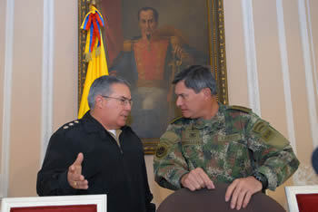 Un óleo del Libertador Simón Bolívar es el testigo mudo de la charla entre el Comandante de las Fuerzas Militares, general Freddy Padilla, y el Jefe de Estado Mayor Conjunto, almirante David René Moreno, durante la rendición de cuentas sobre derechos humanos en la Fuerza Pública.