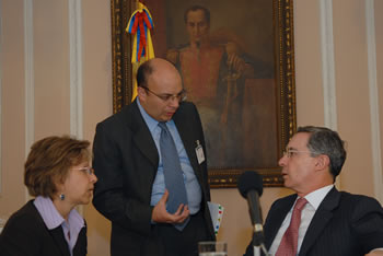 El Presidente Álvaro Uribe dialoga con el Superintendente Financiero encargado, Roberto Borrás, y la Ministra Consejera de la Presidencia, Cecilia Álvarez Correa, al comenzar la alocución presidencial pedagógica en la Casa de Nariño para resolver inquietudes sobre la legislación de emergencia social.