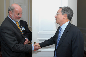 El Presidente Álvaro Uribe Vélez saluda al Consejero de Cooperación de la Embajada de Holanda, Bas Van Noordenne, con quien se reunió este miércoles 19 de noviembre en Casa de Nariño para tratar el tema de la palma de azúcar.