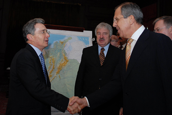 El Presidente Álvaro Uribe saluda al Ministro de Relaciones Exteriores de la Federación Rusa, Serguey Lavrov, con quien se reunió este miércoles en la Casa de Nariño, en un encuentro que tuvo como objetivo fortalecer las relaciones binacionales entre los dos países. 