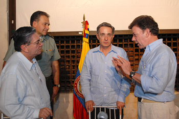 Los ministros de Defensa, Juan Manuel Santos, y del Interior, Fabio Valencia, dialogan con el Presidente Álvaro Uribe y con director de la Policía, general Óscar Naranjo, durante el simposio de seguridad ciudadana realizado en Cartagena.