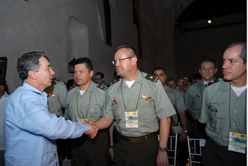 Antes de participar en el seminario internacional de seguridad ciudadana en Cartagena, el Presidente Álvaro Uribe saludó a los altos oficiales que asistieron al evento. Entre ellos el brigadier general Jairo Rolando Delgado.