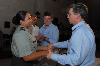 El Presidente Álvaro Uribe felicitó a Nancy María Trujillo, galardonada con el premio al Mejor Policía del Año. La distinción le fue otorgada en Cartagena por la Fundación Corazón Verde, durante el simposio sobre seguridad ciudadana. 