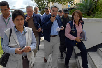 Luego de sobrevolar la región afectada por el Volcán Nevado del Huila, el Presidente Álvaro Uribe entregó en el aeropuerto de Popayán un reporte sobre los efectos de la emergencia en los municipios aledaños al cerro.