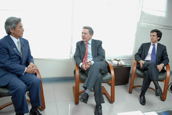 El Presidente Álvaro Uribe saluda al Ministro de Relaciones Exteriores del Japón, Hirofumi Nakasone, con quien se reunió este viernes en el aeropuerto militar de Catam. El Mandatario atendió al Canciller nipón, luego de sobrevolar en la mañana la zona afectada por la erupción del Volcán Nevado del Huila.