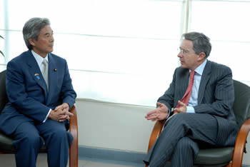 El Presidente Álvaro Uribe agradeció al Canciller japonés Hirofumi Nakasone, la valiosa cooperación que ha brindado su país a los programas de bibliotecas y escuelas en Colombia.