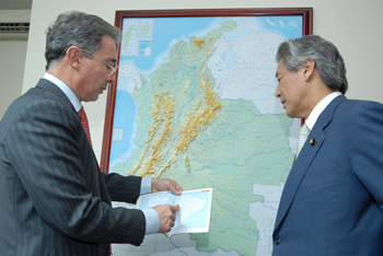 El Presidente Uribe le explicó al Canciller del Japón, Hirofumi Nakasone, el interés de Colombia por unirse al Foro del Asia – Pacífico (Apec). Nakasone le manifestó al Jefe de Estado que su país apoya esta aspiración.