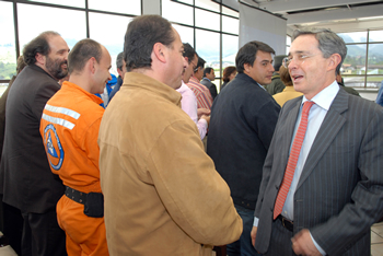 El Presidente Álvaro Uribe Vélez saluda a las autoridades de atención y prevención de desastres de Caldas, con las cuales se reunió este viernes para revisar los planes de atención en las zonas afectadas por el invierno.  