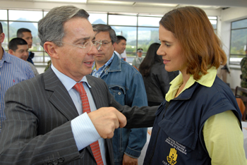 El Presidente Álvaro Uribe saluda a la directora del Comité Regional de Emergencias, María del Pilar Pérez, quien ha estado al frente de la atención a las personas afectadas por la ola invernal en Manizales y municipios aledaños. 