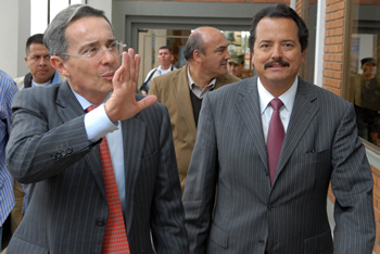 El Presidente Álvaro Uribe Vélez recorre el aeropuerto La Nubia, de Manizales, donde llegó este viernes para revisar los planes que se han venido implementando para atender la emergencia invernal. Lo acompaña el Gobernador de Caldas, Mario Aristizábal Muñoz.