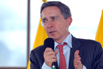 Antes de viajar a Lima, el Presidente Álvaro Uribe se refirió al tema de la gasolina y anunció créditos especiales para los colombianos afectados por las estafas financieras, empezando por los habitantes de Cauca, Nariño y Putumayo.