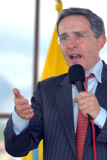 Uno de los primeros actos del Presidente Álvaro Uribe en Lima será la firma del acuerdo de comercio entre Colombia y Canadá. Esto dijo el mandatario antes de viajar a la capital peruana, donde impulsará el ingreso de Colombia a la Apec.