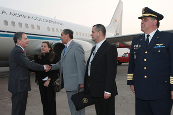 A su llegada a Lima, Perú, el Presidente Álvaro Uribe fue recibido por el Embajador Alvaro Pava, la ministra consejera Estela Sotelo, el cónsul general Jairo Montes y el agregado cultural, Rafael García.