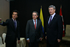 El Canciller Jaime Bermúdez, el Presidente Álvaro Uribe y el Primer Ministro de Canadá, Stephen Harper, minutos antes de iniciarse una reunión bilateral, este 21 de noviembre en Lima, Perú, que concluyó con la firma del TLC entre los dos países.