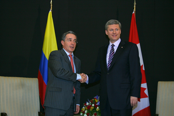 Saludo del Presidente Álvaro Uribe y el Primer Ministro Stephen Harper, tras la firma del TLC entre Colombia y Canadá, este viernes 21 de noviembre, en Lima, Perú.