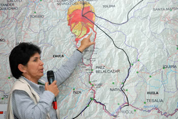 Sobre un mapa, la Subdirectora de Amenazas Geológicas de Ingeominas, Lucia Calvache, explicó los efectos que produjo la erupción del Volcán Nevado del Huila, sobre una amplia región que comprende municipios de los departamentos de Huila y Cauca.