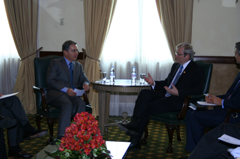 Diálogo del Presidente Álvaro Uribe y el Primer Ministro de Australia, Kevin Rudd, este sábado 22 de noviembre en Lima, Perú. Colombia tiene interés de ingresar a los grupos de países que conforman la Apec y el P4.