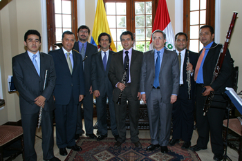 Los integrantes del quinteto de viento ‘Ensamble Carivato’ posan para la foto, este sábado 22 de noviembre en Lima, Perú, junto con el Presidente Álvaro Uribe, el Canciller Jaime Bermúdez y el Embajador en Perú, Álvaro Pava Camelo. 