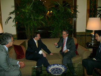 Reunión bilateral del Presidente Álvaro Uribe y el Primer Ministro de Nueva Zelanda, John Key, celebrada en Lima, Perú, en el marco de la cumbre de líderes del grupo de países Asia-Pacífico (Apec).