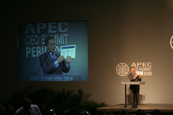 El Presidente Álvaro Uribe explica a los líderes de países miembros del grupo Asia Pacífico, este sábado en Lima, Perú, la concepción del Estado colombiano, basada en confianza inversionista, seguridad democrática y cohesión social.