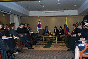 Los equipos comerciales y diplomáticos de Colombia y Corea del Sur, durante la reunión de trabajo que lideraron este sábado en Lima, Perú, los Presidentes Álvaro Uribe y Lee Myung-Bak.