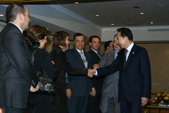 El Presidente de Corea del Sur, Lee Myung-Bak, saluda a la delegación del Presidente de Colombia, Álvaro Uribe, con quien sostuvo una reunión bilateral en el marco del foro de cooperación económica Asia Pacífico (Apec), celebrado en Lima, Perú.