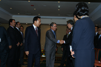 El Presidente Álvaro Uribe saluda a la delegación del Presidente de Corea del Sur, Lee Myung-Bak, con quien sostuvo una reunión bilateral en el marco del foro de cooperación económica Asia Pacífico (Apec), celebrado en Lima, Perú.
