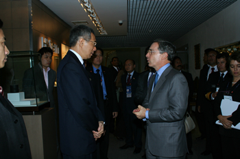 Saludo del Presidente Álvaro Uribe y el Primer Ministro de Singapur, Lee Hsien Loong, quienes este sábado en Lima, Perú, sostuvieron una reunión bilateral para tratar temas de interés común.