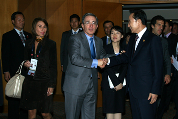 Diálogo del Presidente Álvaro Uribe y el Primer Ministro de Singapur, Lee Hsien Loong, quienes este sábado en Lima, Perú, sostuvieron una reunión bilateral para tratar temas de interés común.