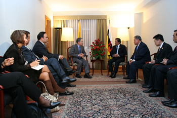 Una reunión bilateral para tratar temas de interés común celebraron este sábado en Lima, Perú, el Presidente Álvaro Uribe y el Sultán de Brunei, Haji Hassanal Bolkiah. Los dos líderes estuvieron acompañados de sus equipos diplomáticos y comerciales.