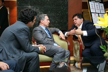 Pasadas las 10:00 de la noche de este sábado 22 de noviembre, el Presidente de Perú, Alan García, llegó al hotel de Lima donde se hospedaba el Presidente Álvaro Uribe, con el propósito de despedirse de su homólogo colombiano.
