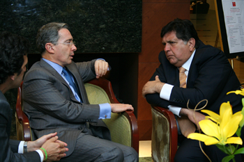Los Presidentes de Colombia y Perú, Álvaro Uribe y Alan García, dialogan sobre los fructíferos resultados de la cumbre de países del área Asia Pacífico, celebrada en Lima durante el fin de semana.