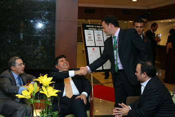 El Presidente de Perú, Alan García, llegó sorpresivamente al hotel en Lima donde se hospedaba el Presidente Álvaro Uribe, tras culminar la cumbre de países del área Asia Pacífico. El mandatario peruano aprovechó para saludar a los acompañantes de su homólogo colombiano.
