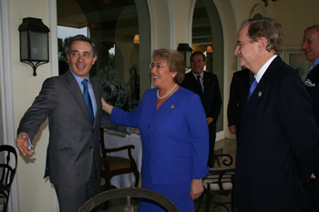 Los Presidentes de Colombia y Chile, Álvaro Uribe y Michelle Bachelet, departen animadamente en el Hotel Country Club de Lima, Perú, este sábado 22 de noviembre, en el marco de la cumbre de Apec.