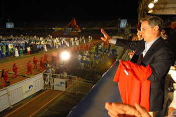 El Presidente Álvaro Uribe saluda a la delegación vallecaucana que participa en los Juegos Nacionales, luego de que sus integrantes le obsequiaron una camiseta. El Mandatario inauguró las justas este domingo en el estadio Pascual Guerrero de Cali.