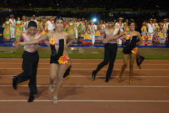 Los mejores bailarines de salsa de Colombia se dieron cita este domingo en el estadio Pascual Guerrero de Cali para la inauguración de los Juegos Deportivos Nacionales. El Presidente Álvaro Uribe destacó la armonía y majestuosidad de la presentación.