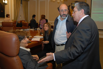 El Ministro del Interior y de Justicia, Fabio Valencia Cossio, dialoga con sus compañeros de Educación, Cecilia María Vélez; y de Ambiente, Vivienda y Desarrollo Territorial, Juan Lozano, antes de iniciar el Consejo Nacional de Política Económica y Social (Conpes), que sesionó este lunes en la Casa de Nariño. 