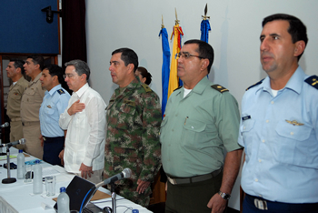 El Presidente Álvaro Uribe Vélez durante la segunda rendición de cuentas sobre la gestión de la Fuerza Pública en materia de derechos humanos, que se cumplió este lunes desde la Escuela Naval de Cadetes ‘Almirante Padilla’ de Cartagena. Lo acompañan altos mandos militares y policiales.